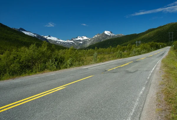 Road to mountain — Stock Photo, Image