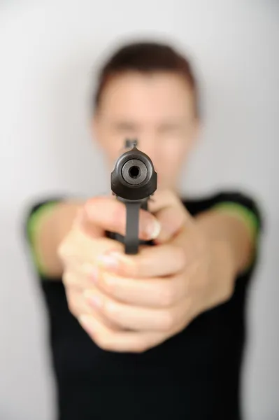 बंदूक असलेली स्त्री विना-रॉयल्टी स्टॉक फोटो