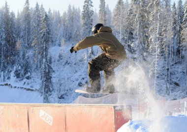 atlama snowboarder