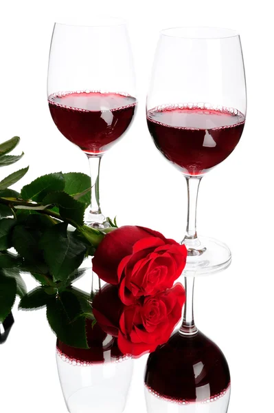 Красное вино и роза — стоковое фото