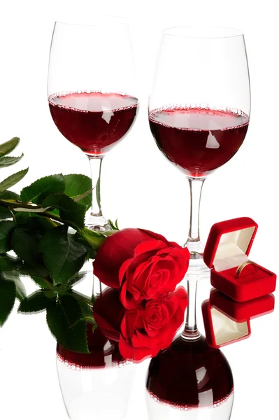 Червоне вино, троянди та обручки — стокове фото