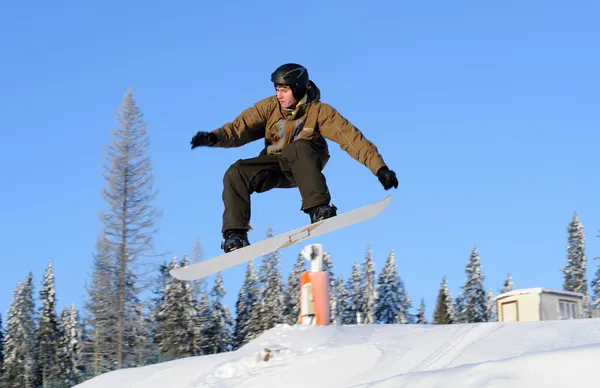 Прыжки на сноуборде — стоковое фото