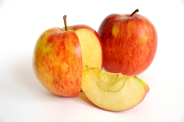 Червоне яблуко зі скибочками — стокове фото