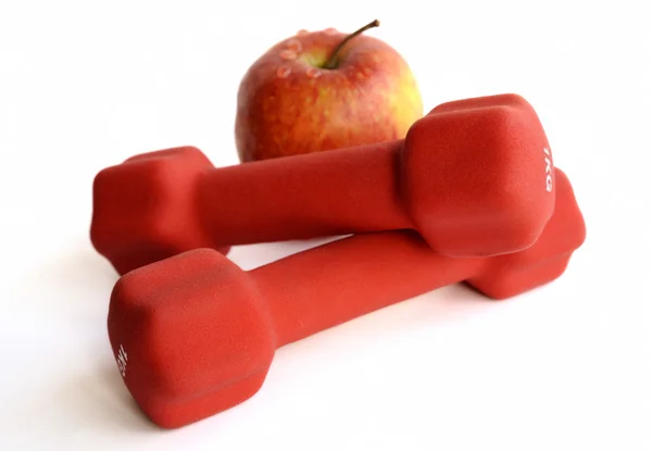 Rote Hanteln mit Apfel — Stockfoto