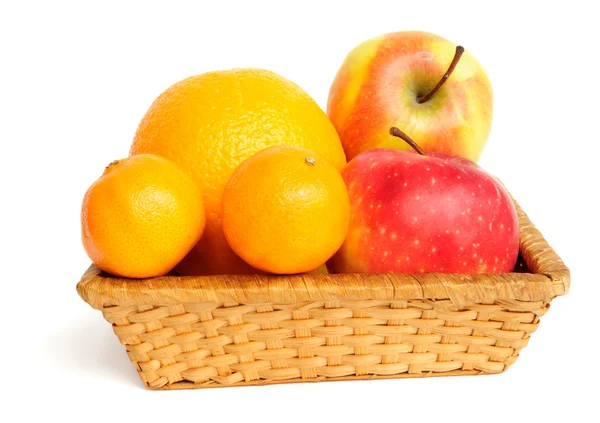 Cesta com frutas — Fotografia de Stock