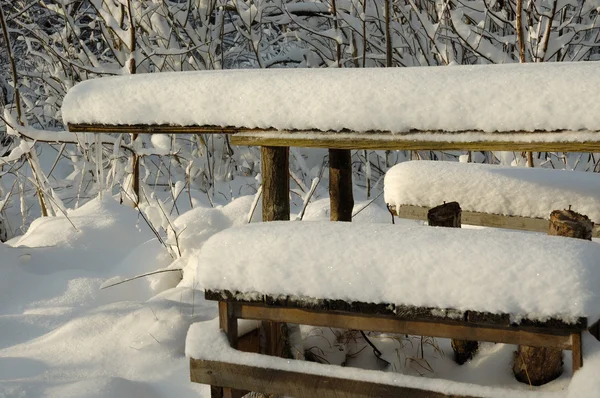 Een picknicktafel bedekt sneeuw — Stockfoto