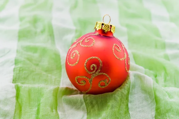 Bola de árvore de Natal em têxteis verdes — Fotografia de Stock