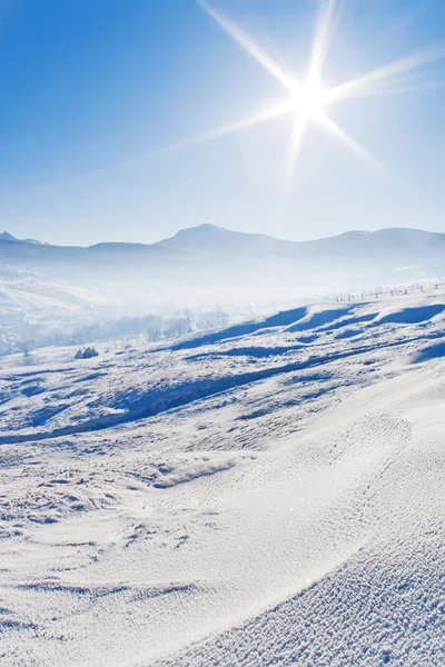 Snowcovered bergen under blå himmel — Stockfoto