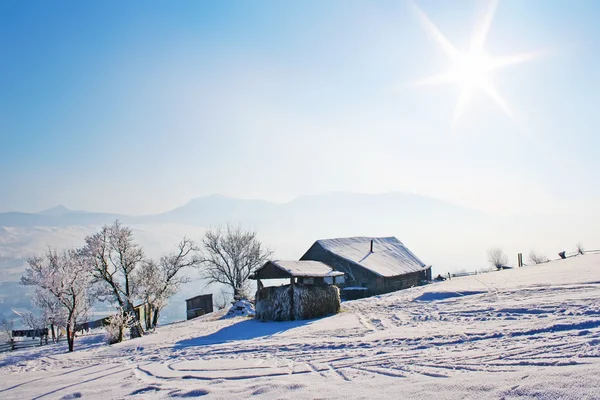 Samotny dom w górach pod błękitne niebo — Zdjęcie stockowe