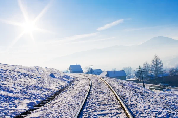 Järnvägen i snötäckta berg — Stockfoto