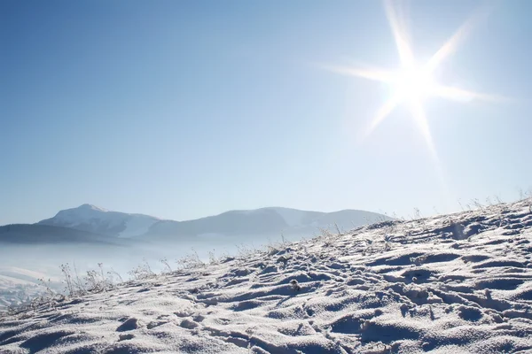 大雪覆盖下蓝蓝的天空的山脉 — 图库照片