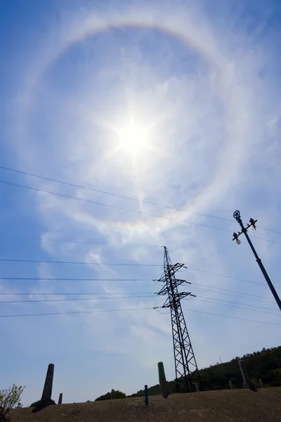 Erstaunlicher Sonnenhalo über dem Stromnetz — Stockfoto