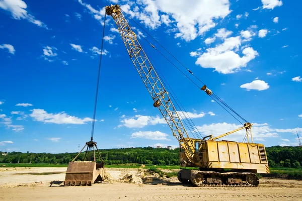 Stock image Old yellow excavator under blue sky