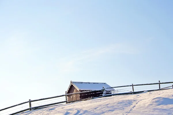 Eenzame huis in Bergen onder hemel — Stockfoto