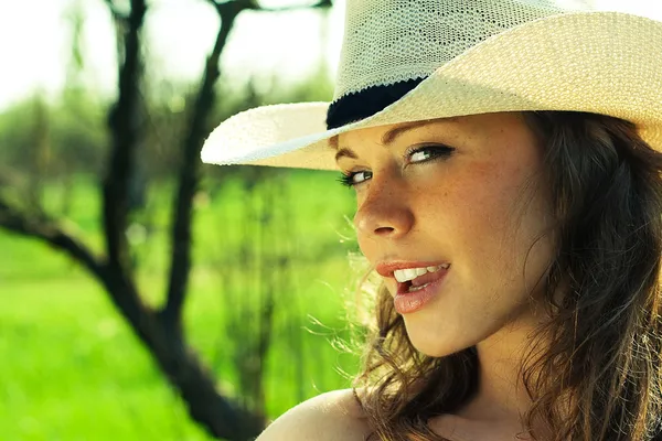 Portret pięknej cowgirl w kapeluszu — Zdjęcie stockowe