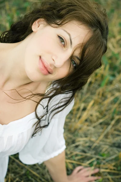 Портрет красивой женщины в поле — стоковое фото
