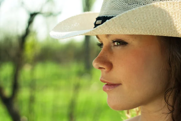 Portrét krásné cowgirl v klobouku — Stock fotografie