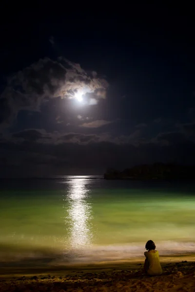 Μοναξιά στο ωκεανό νύχτα με φεγγάρι — Φωτογραφία Αρχείου