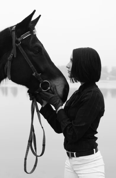 Kvinna med häst i svart och vitt — Stockfoto