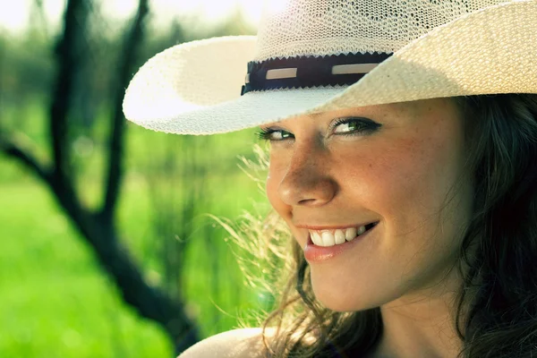 若い女性騎乗位の帽子の肖像画 — ストック写真