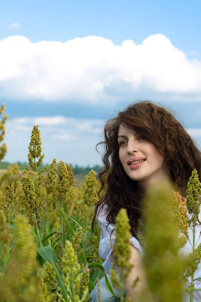 Kvinna i fältet med vågigt hår — Stockfoto