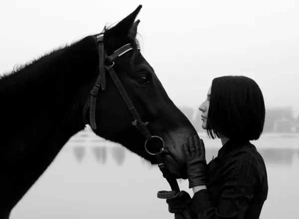 Kvinna med häst i svart och vitt — Stockfoto