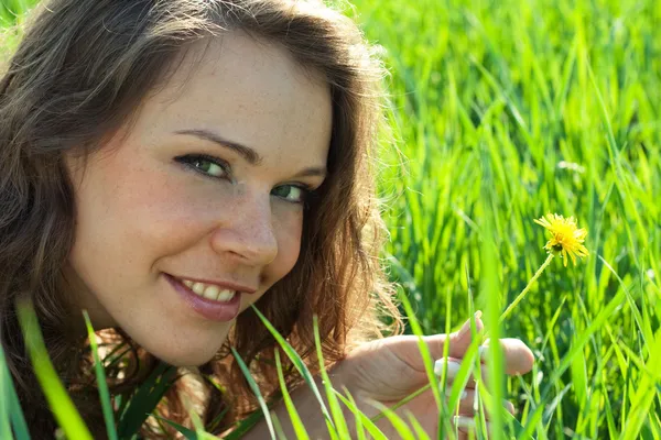 Docela usměvavá dívka relaxační venkovní — Stock fotografie