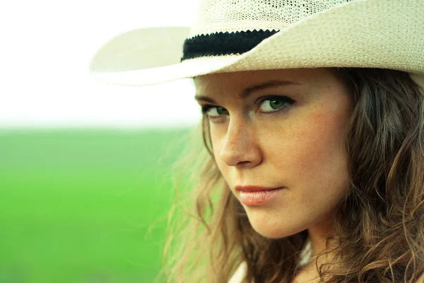 Retrato de mulher jovem cowgirl em chapéu — Fotografia de Stock