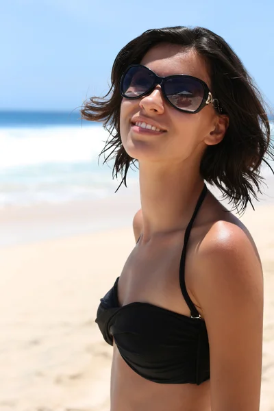 Menina bonita relaxante na praia — Fotografia de Stock