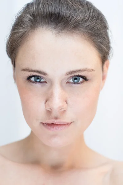 Портрет молодой женщины со здоровой кожей — стоковое фото