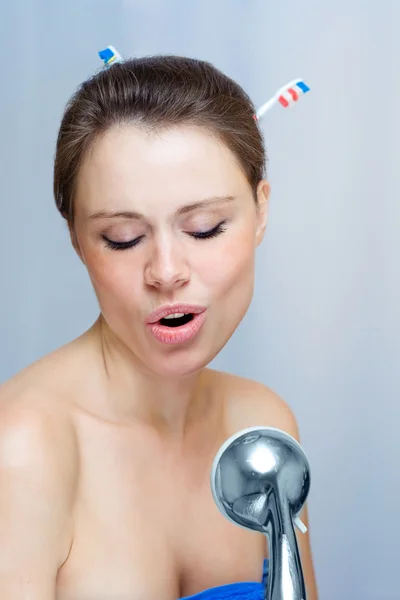 Donna che canta sotto la doccia — Foto Stock