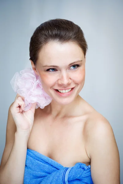 Красивая женщина с розовой губкой — стоковое фото