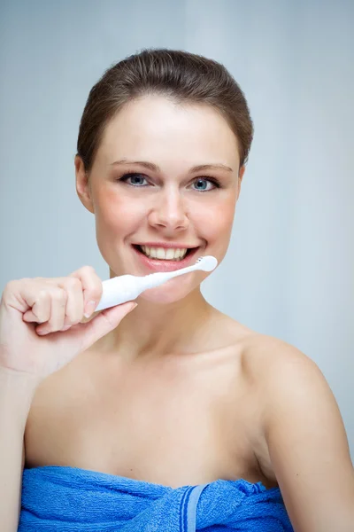 Woman cleaning her teeth by toothbrush — Stock Photo, Image