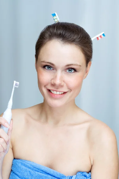 Donna che pulisce i denti con lo spazzolino da denti — Foto Stock