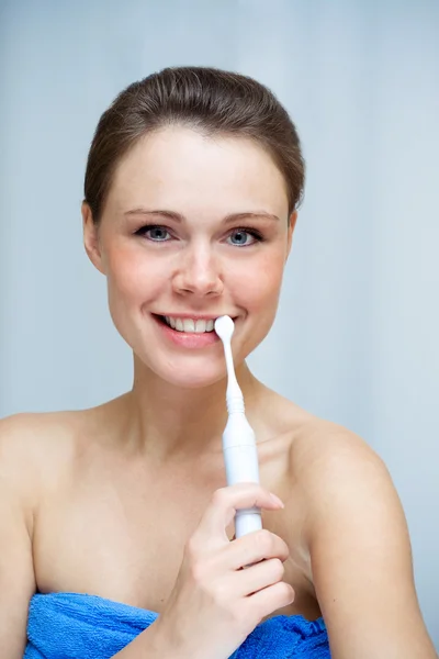 Mulher limpando os dentes por escova de dentes — Fotografia de Stock