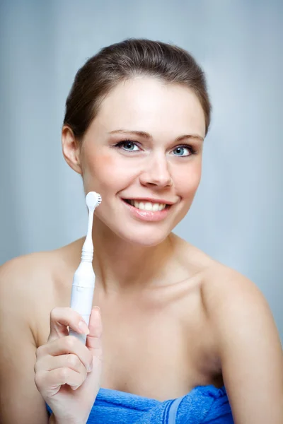 Mulher limpando os dentes por escova de dentes — Fotografia de Stock