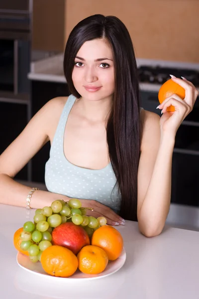 Жінка на кухні з фруктами — стокове фото