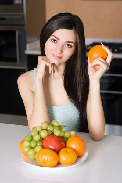 Mulher na cozinha com frutas — Fotografia de Stock