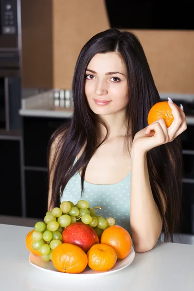 Mulher na cozinha com frutas Imagens Royalty-Free