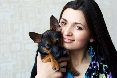 Köpekli güzel bir kadının portresi.