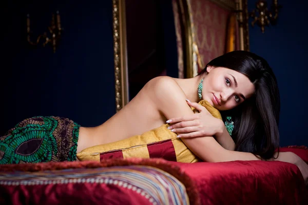 Schöne Frau im Luxus-Schlafzimmer — Stockfoto