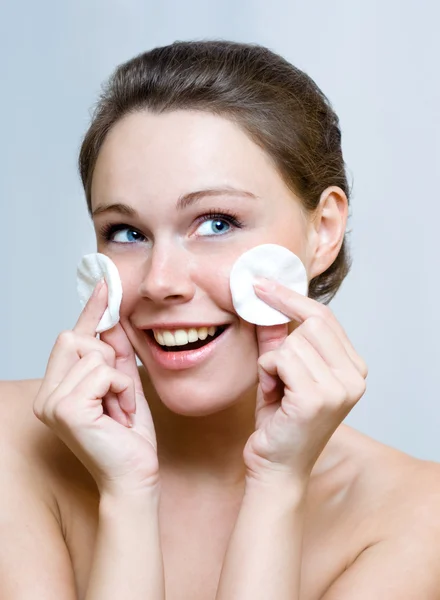 Kobieta czyszczenie twarzy przez wacikiem — Zdjęcie stockowe