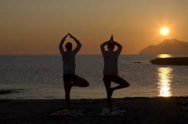 Gün batımında Yoga