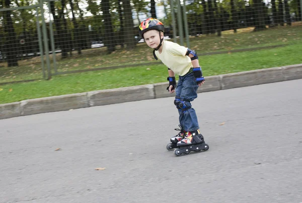 Мальчик на роликовых коньках — стоковое фото