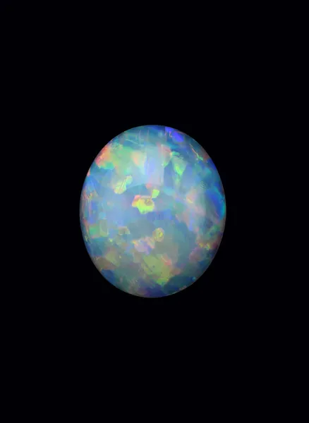 Opal auf schwarzem Hintergrund. — Stockfoto