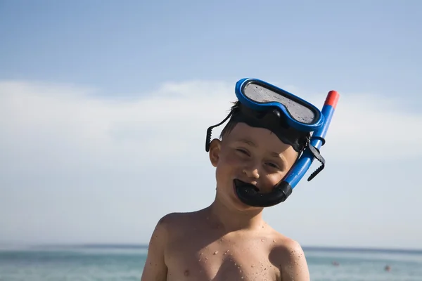 Хлопчик з підводною маскою — стокове фото