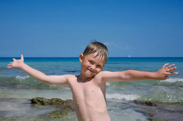Хлопчик на пляжі . — стокове фото