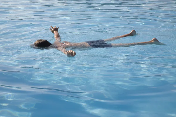 Il ragazzo in piscina all'aperto . — Foto Stock
