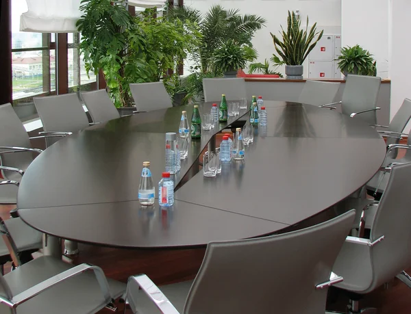 在办事处进行谈判的椭圆形会议桌 — 图库照片
