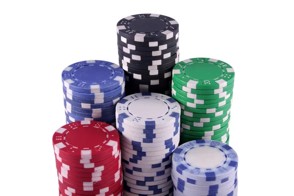 Chips di poker accatastati isolati su bianco — Foto Stock